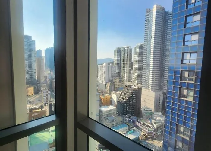 With A Beautiful High-rise View Of Infinity Pool Apartment *